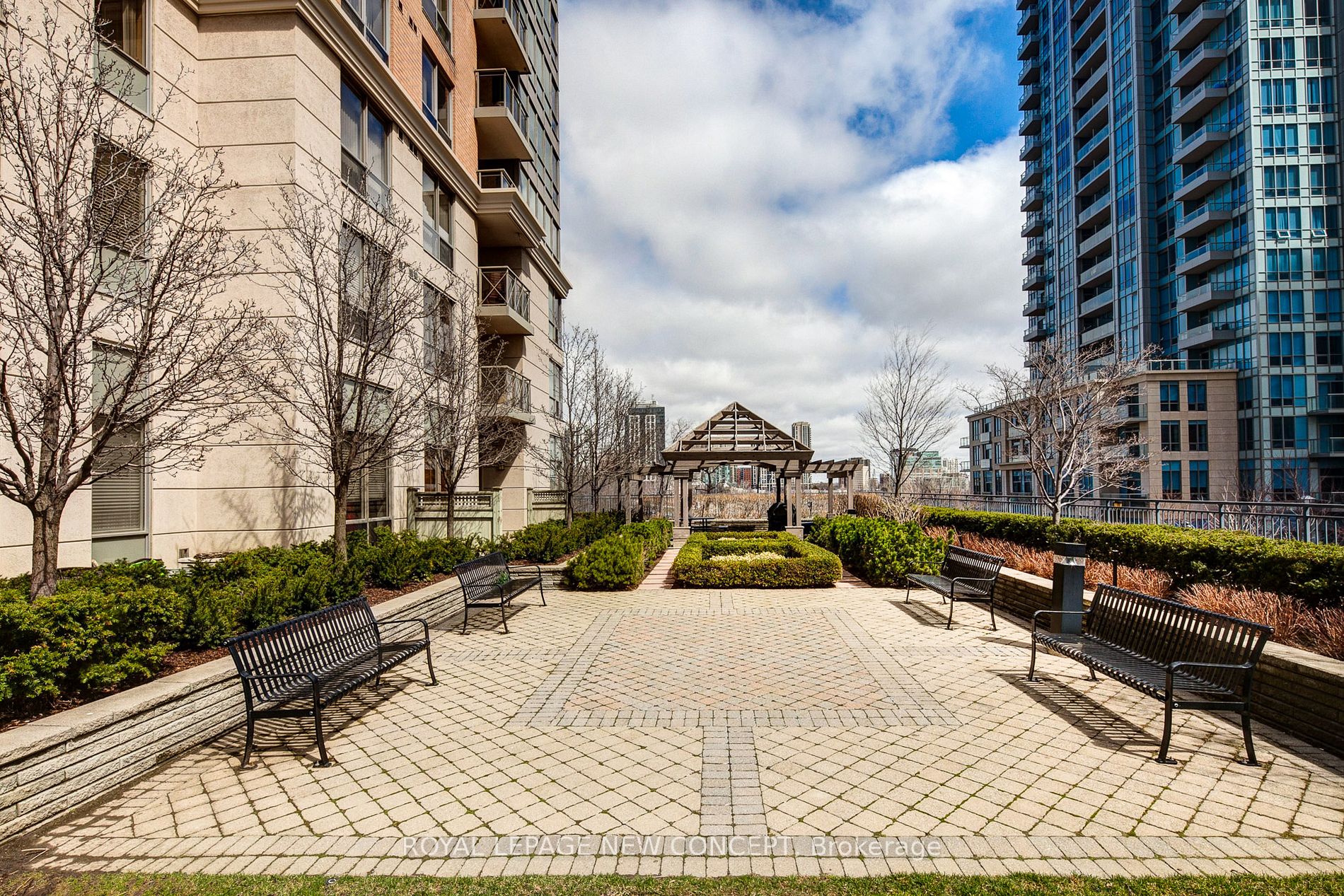 5229 Dundas St W, #1806