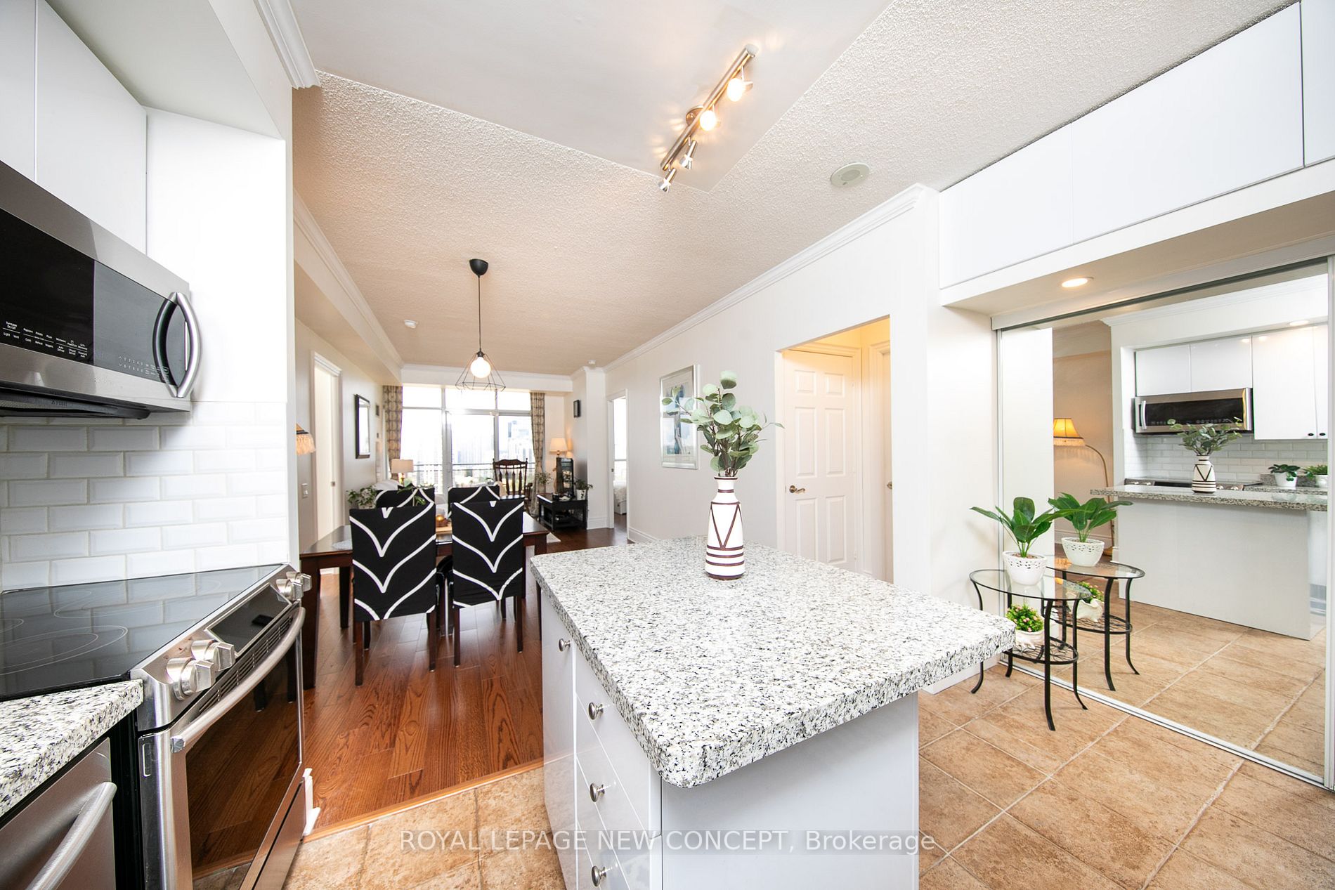 5229 Dundas St W, #1806