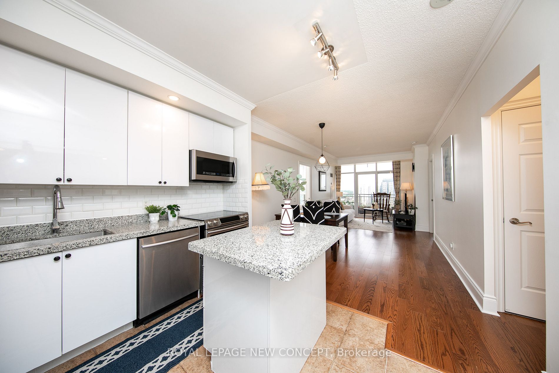 5229 Dundas St W, #1806