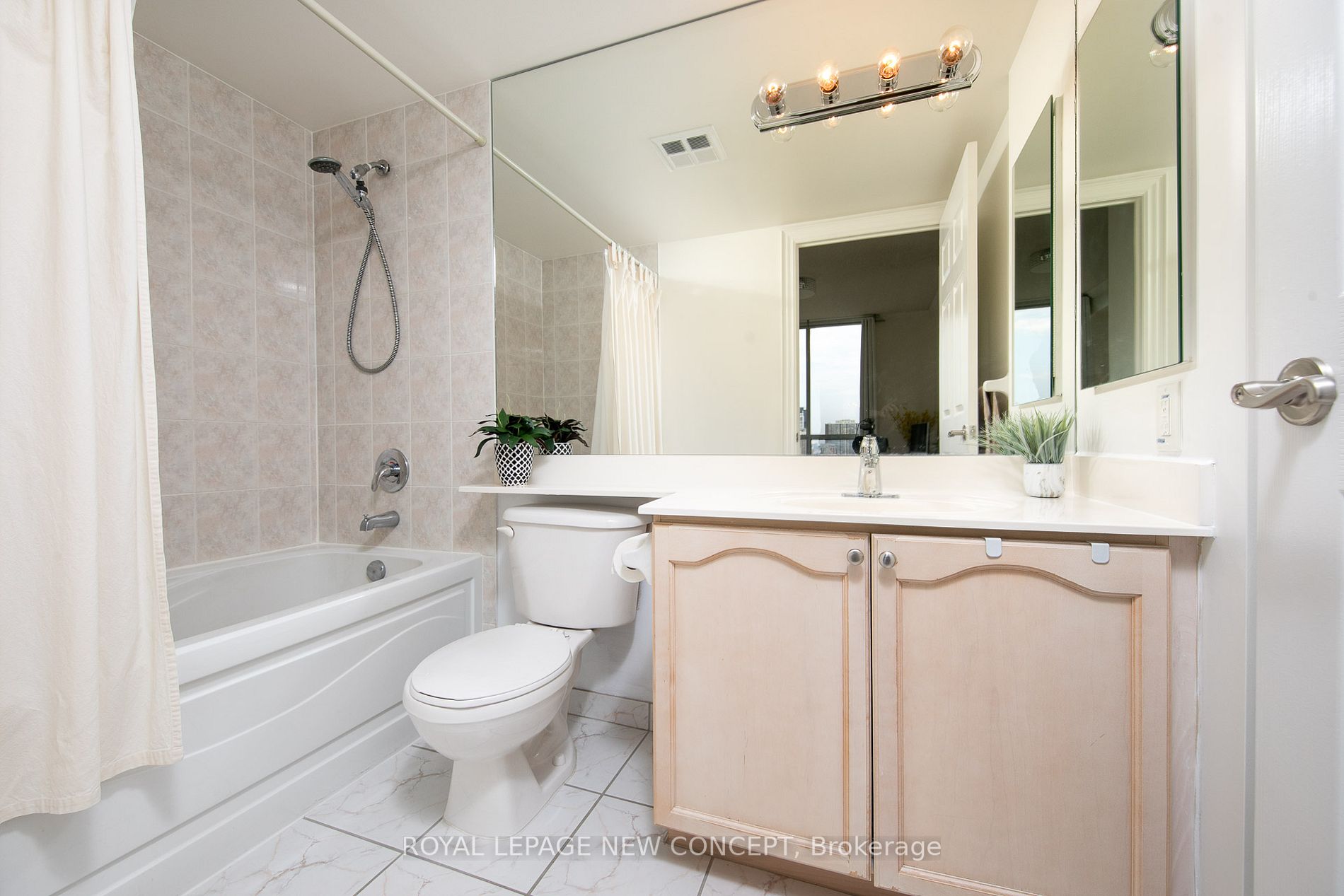 5229 Dundas St W, #1806