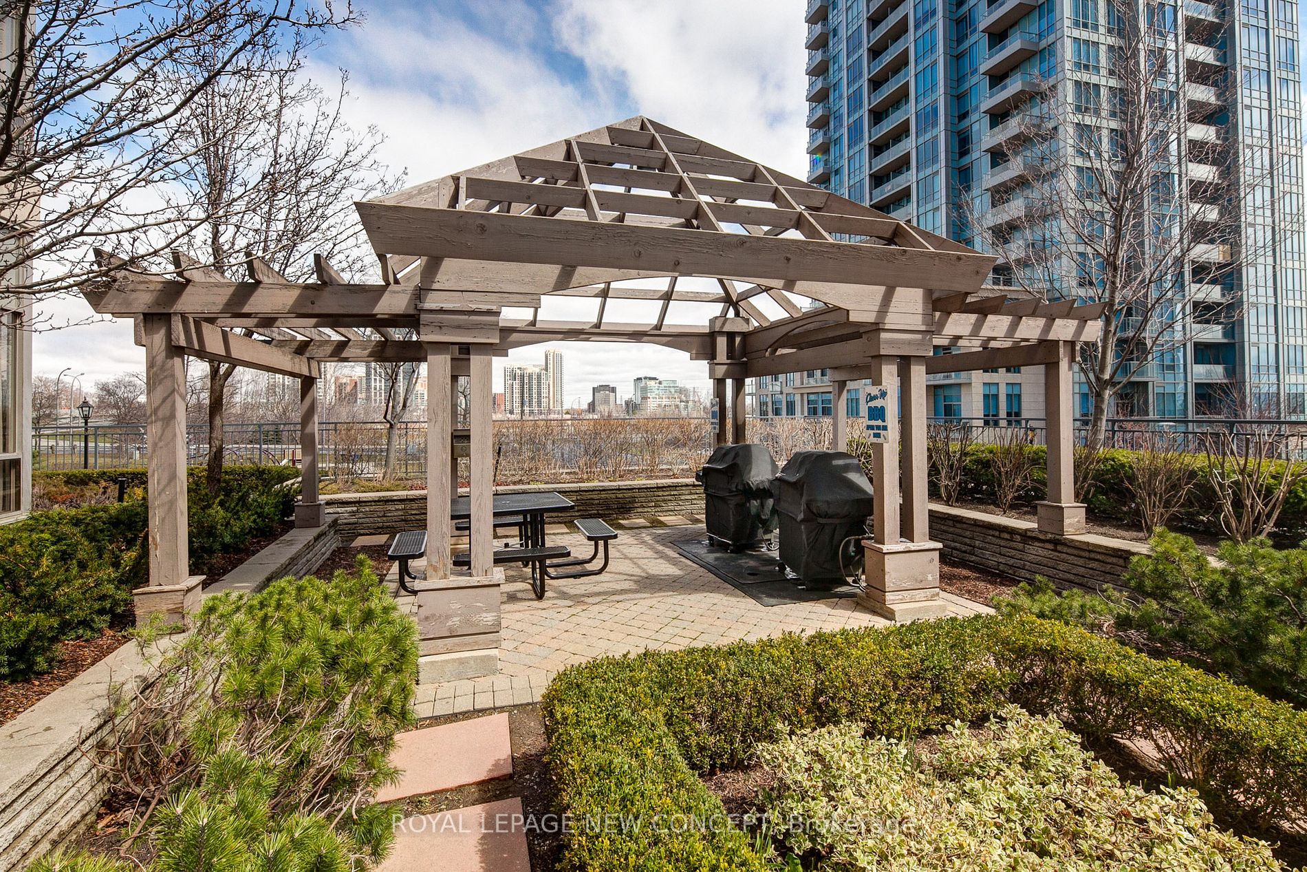 5229 Dundas St W, #1806