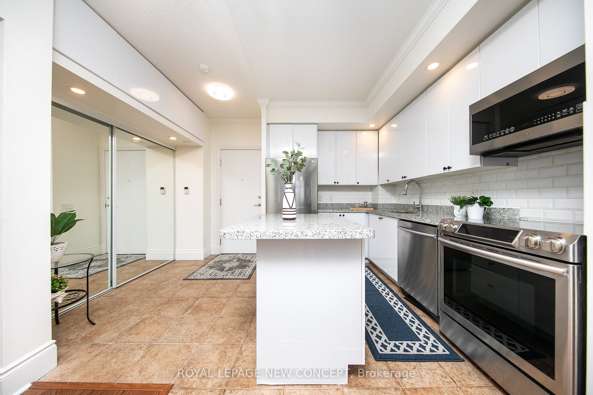 5229 Dundas St W, #1806