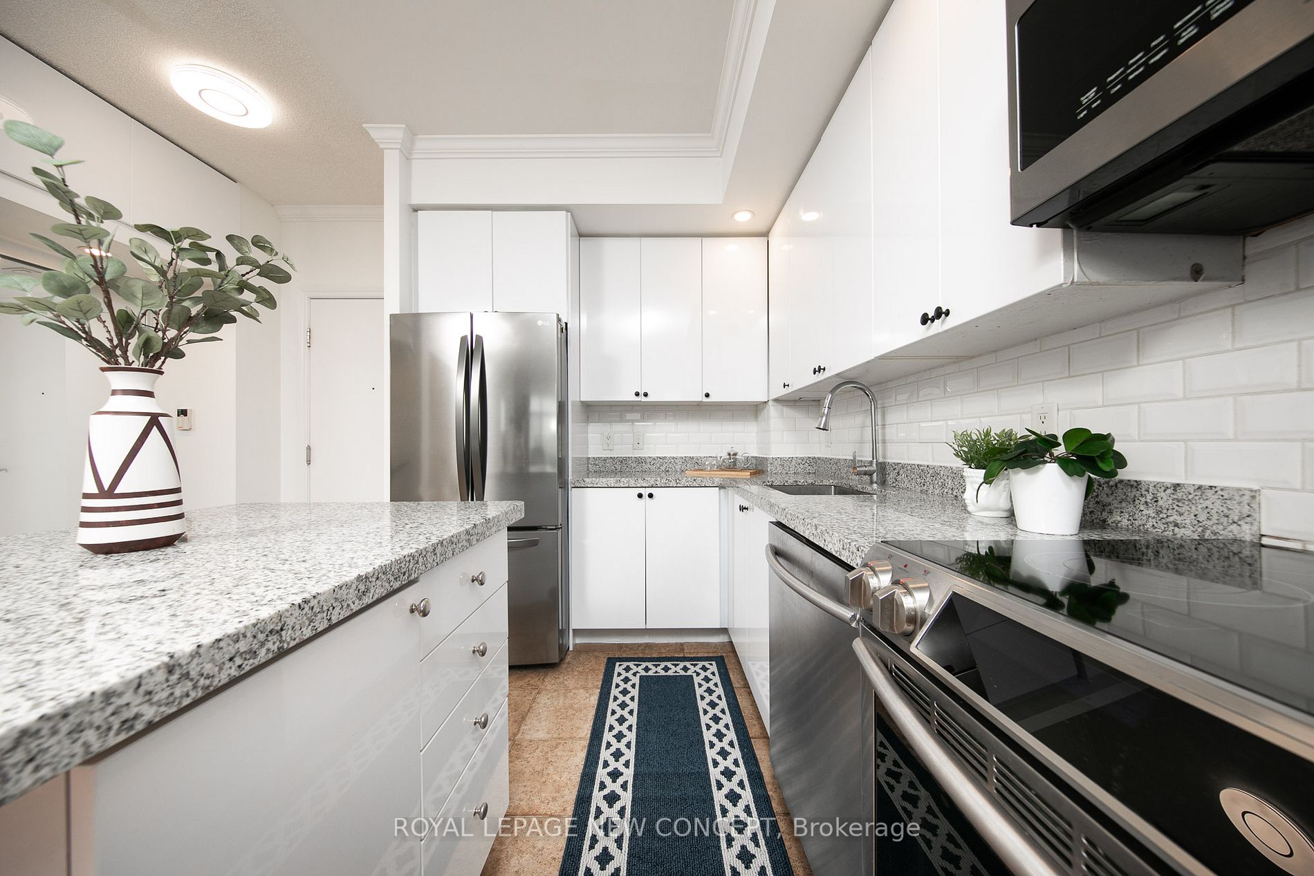 5229 Dundas St W, #1806