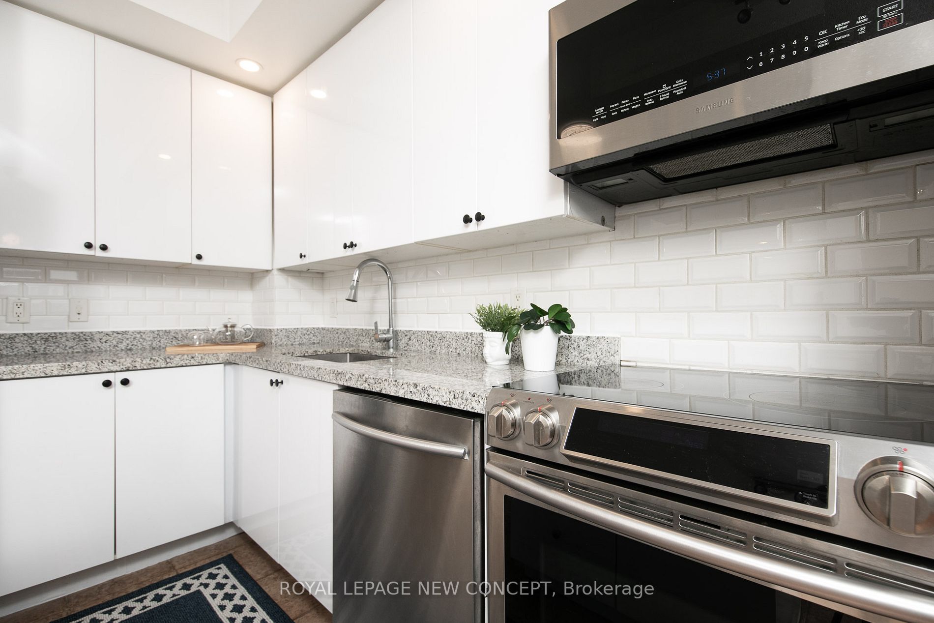 5229 Dundas St W, #1806