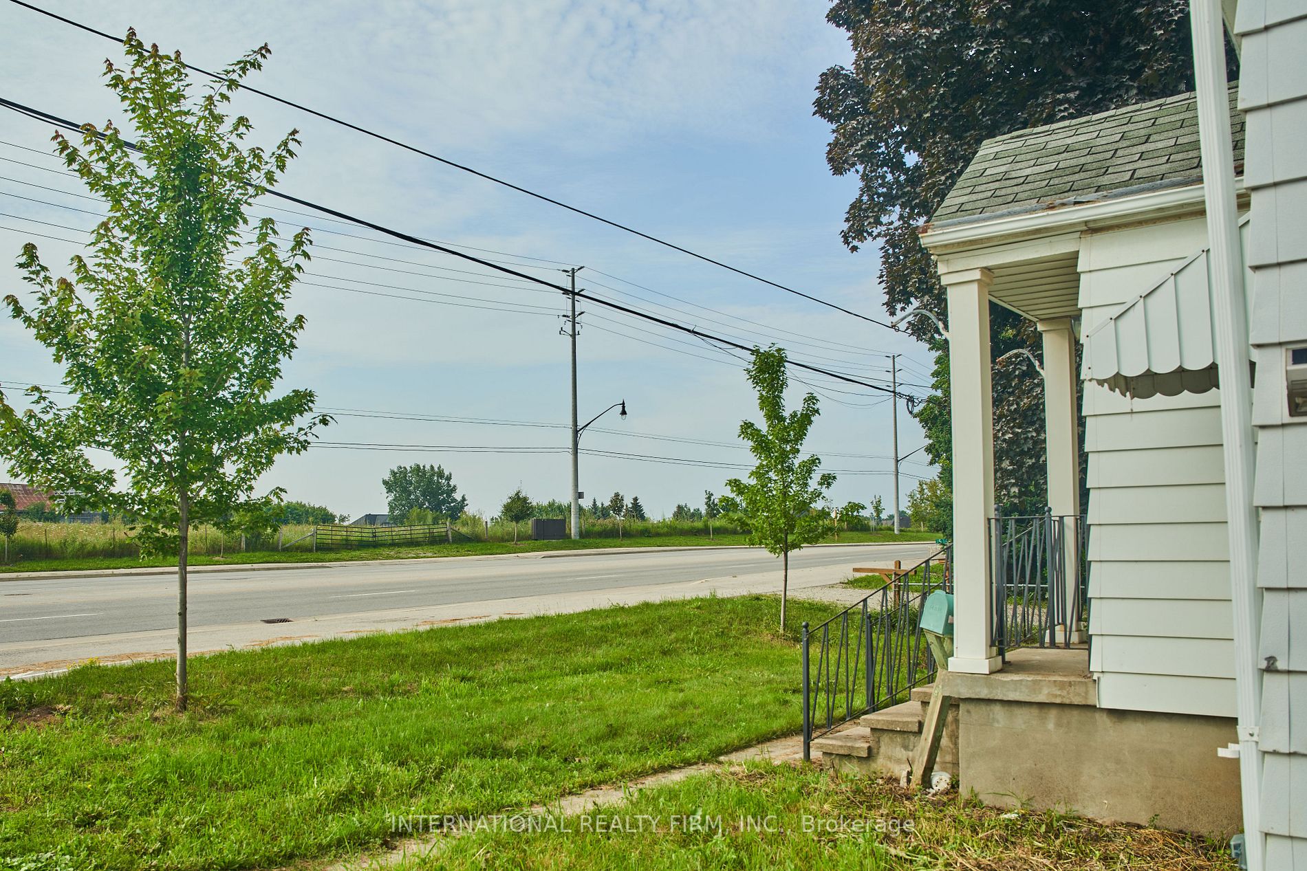 1526 Queen St W
