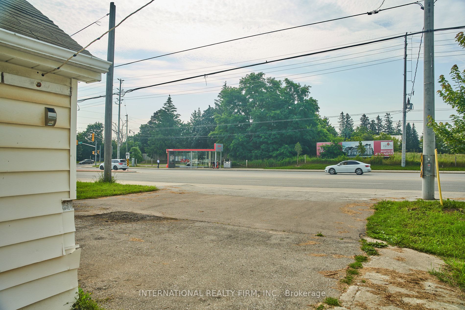1526 Queen St W