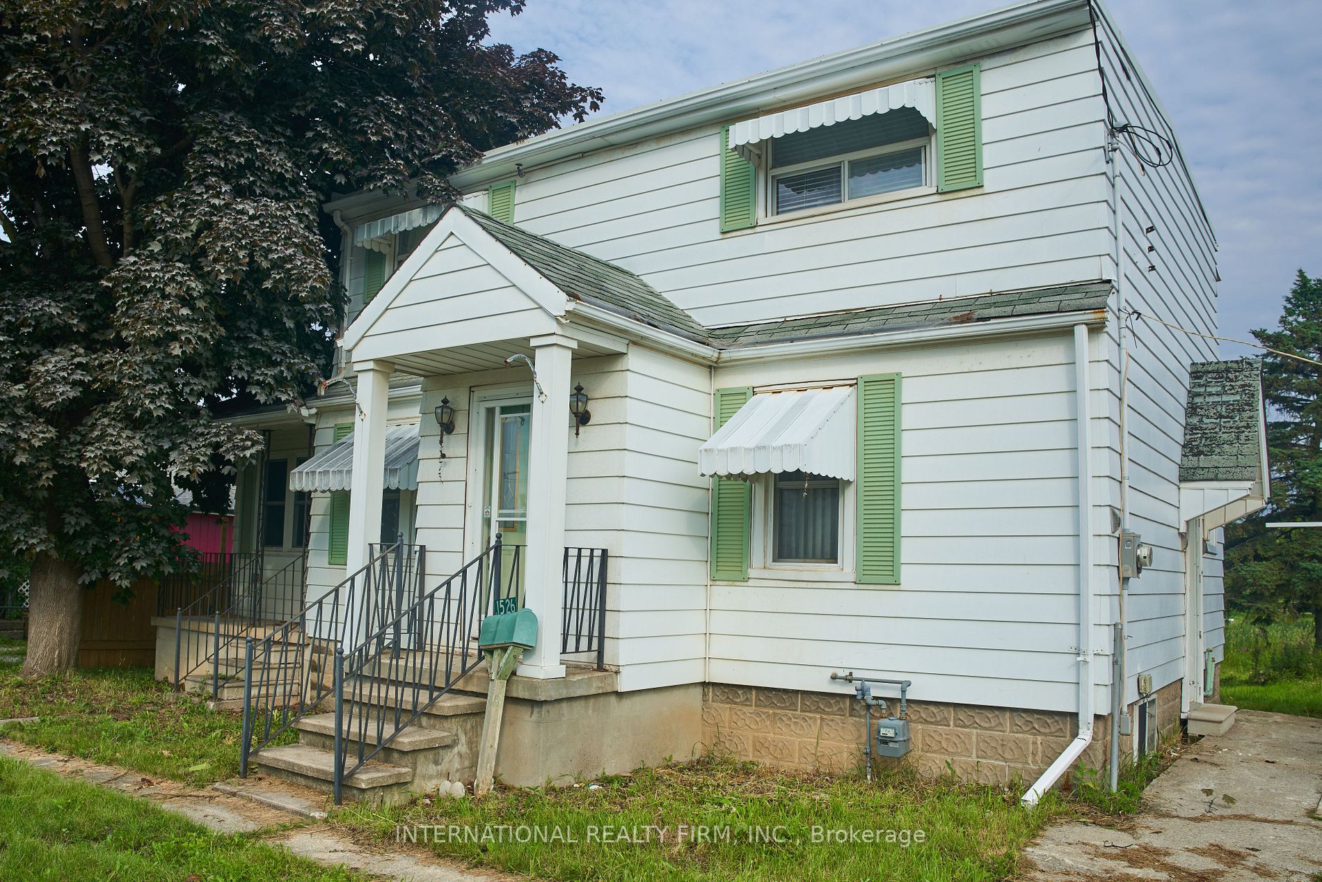 1526 Queen St W