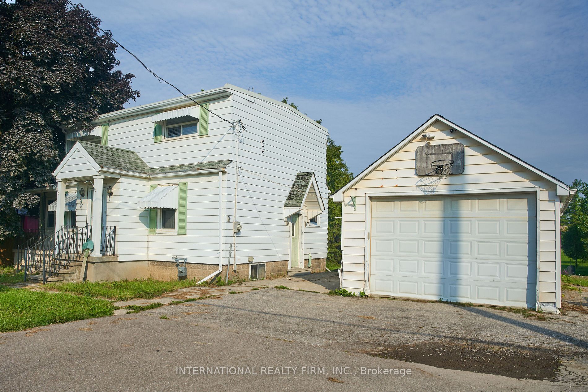 1526 Queen St W