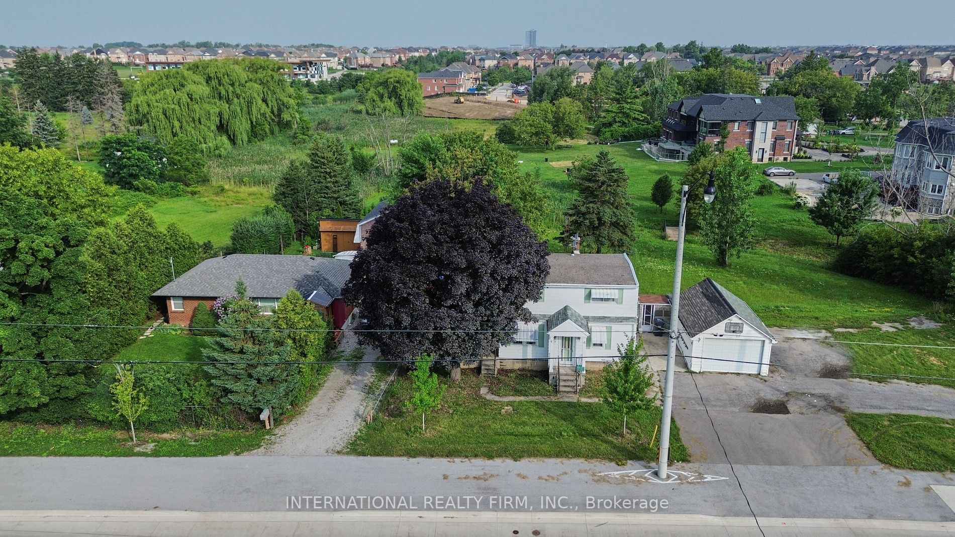 1526 Queen St W
