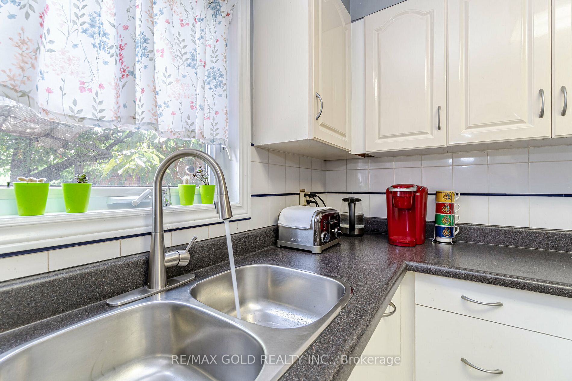 16 Creekview Crt