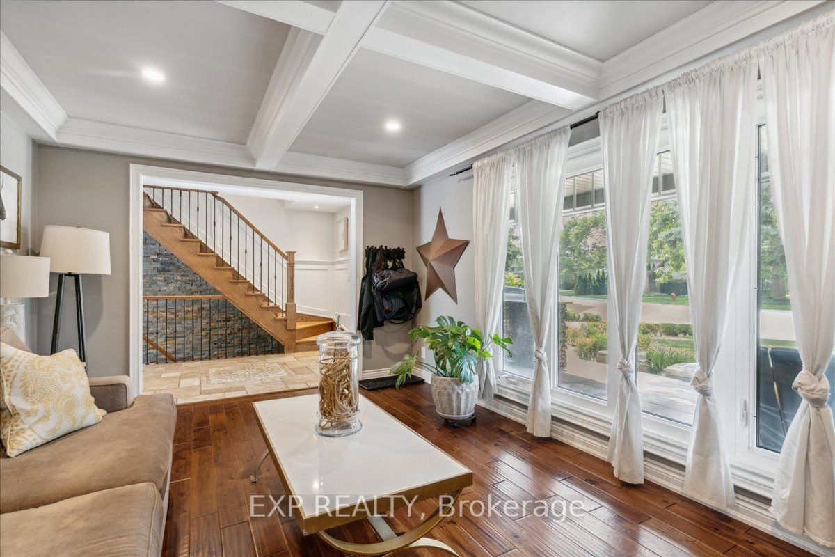 409 Valanna Cres