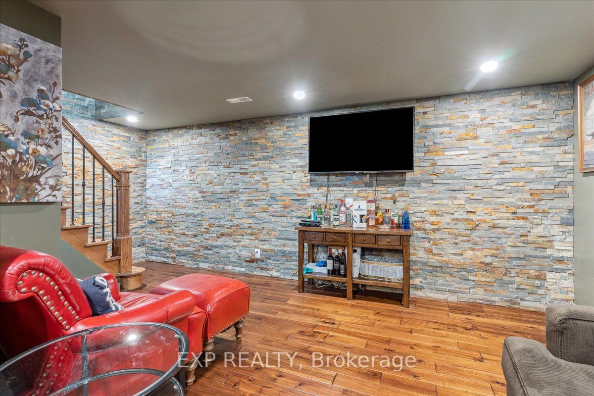 409 Valanna Cres