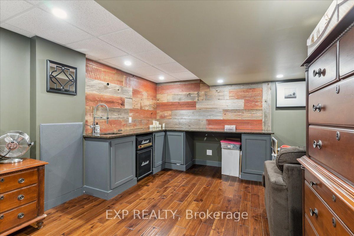 409 Valanna Cres