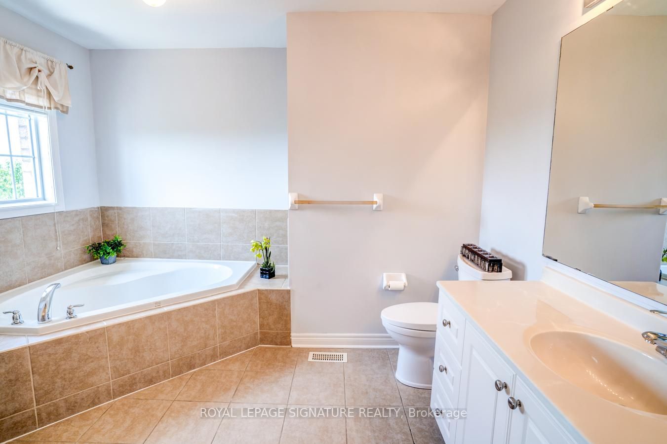 34 Modesto Cres N