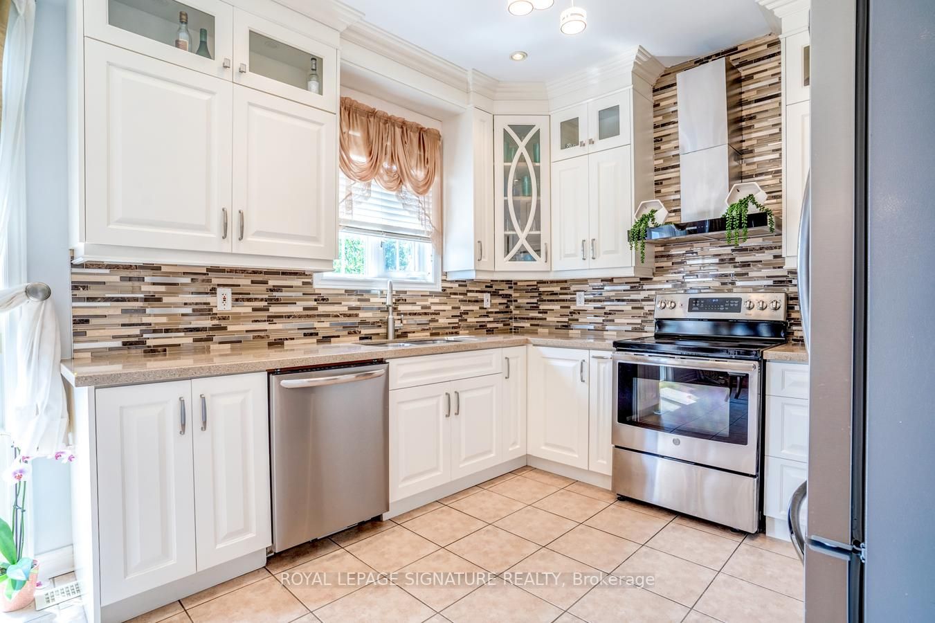 34 Modesto Cres N