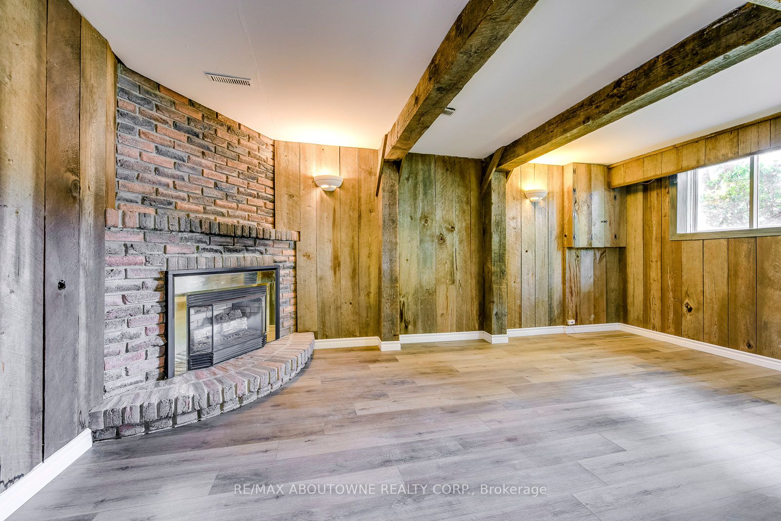 2380 Wyandotte Dr