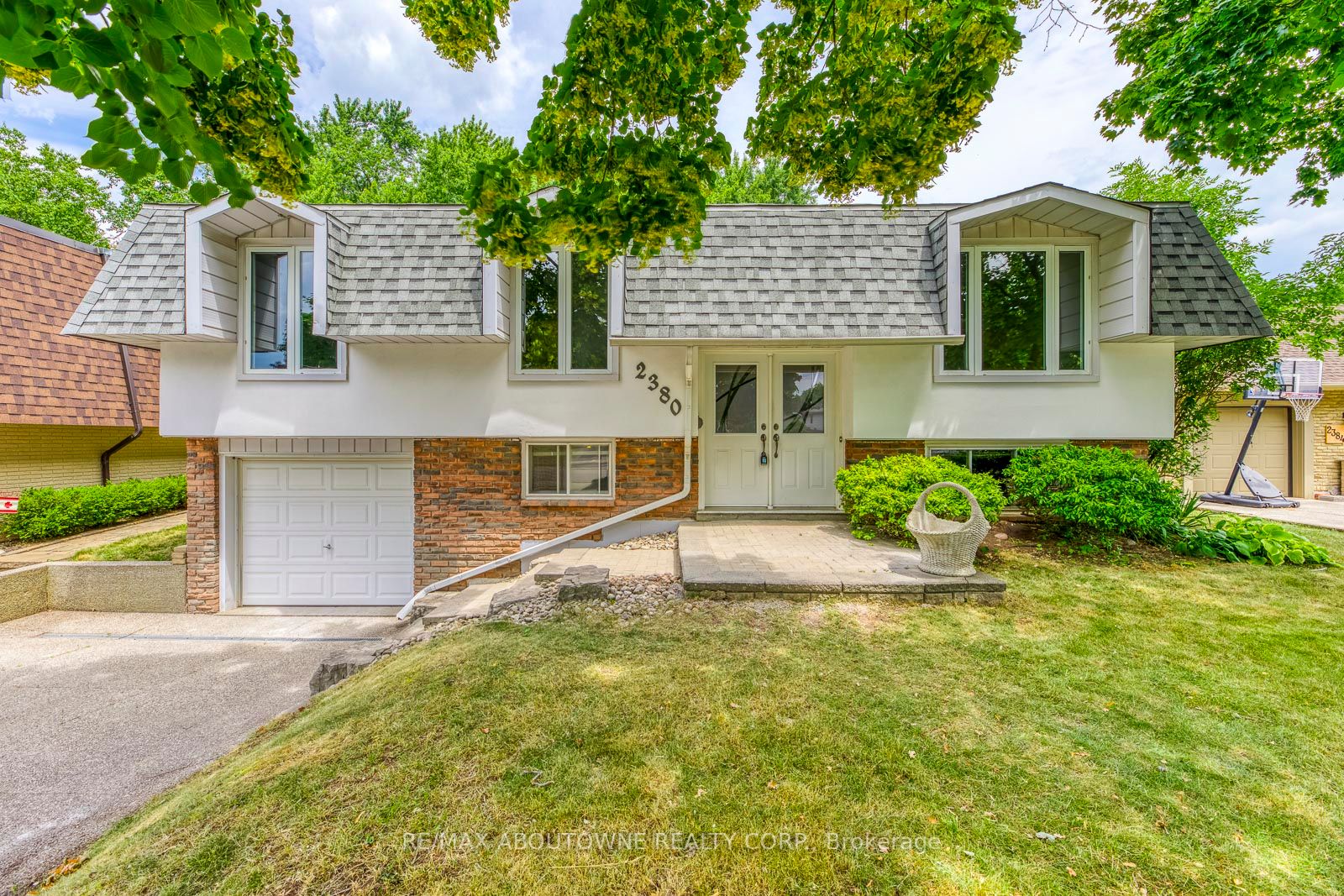 2380 Wyandotte Dr