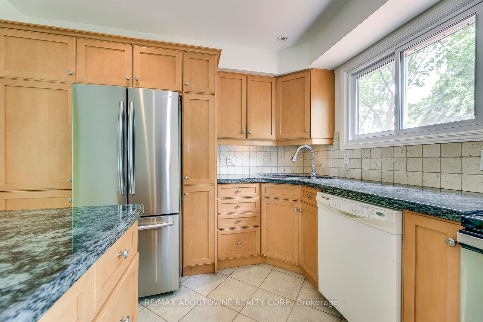 2380 Wyandotte Dr