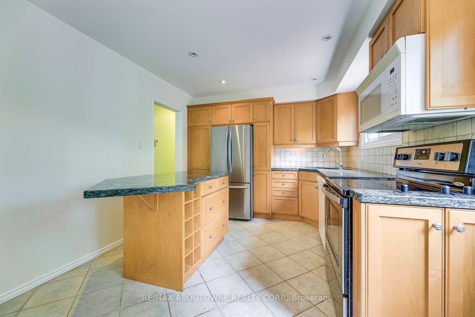 2380 Wyandotte Dr