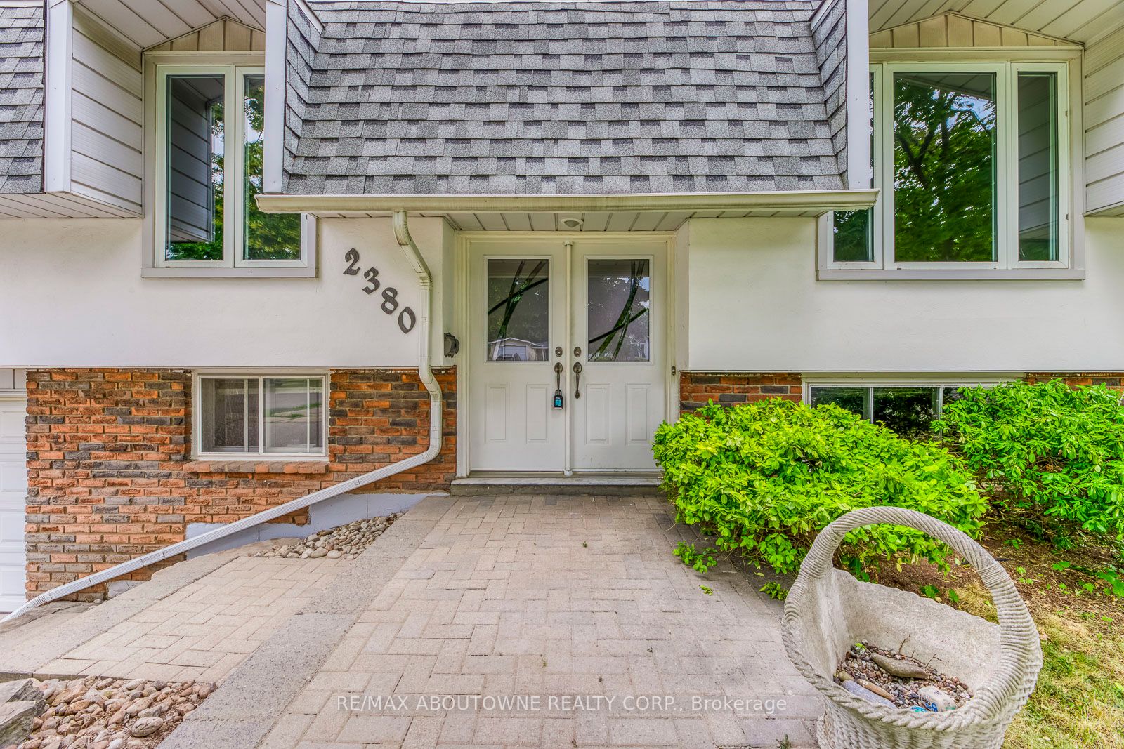 2380 Wyandotte Dr