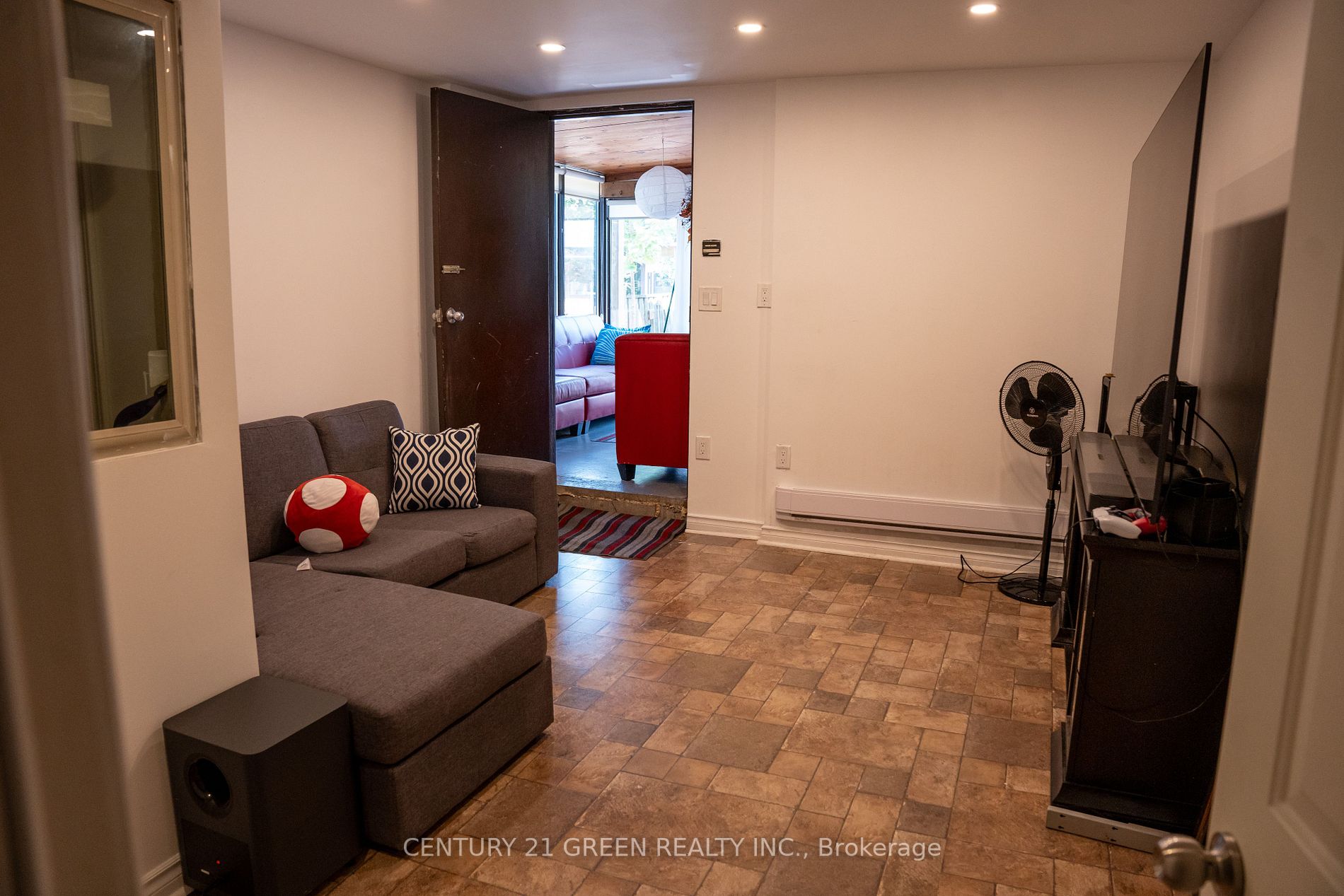 90 Centre St S
