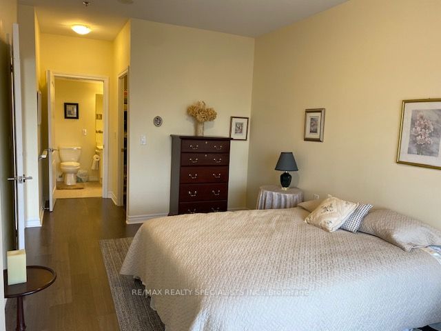 810 Scollard Crt, #1304