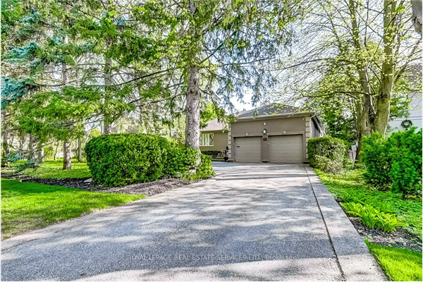 406 Maple Grove Dr, Oakville