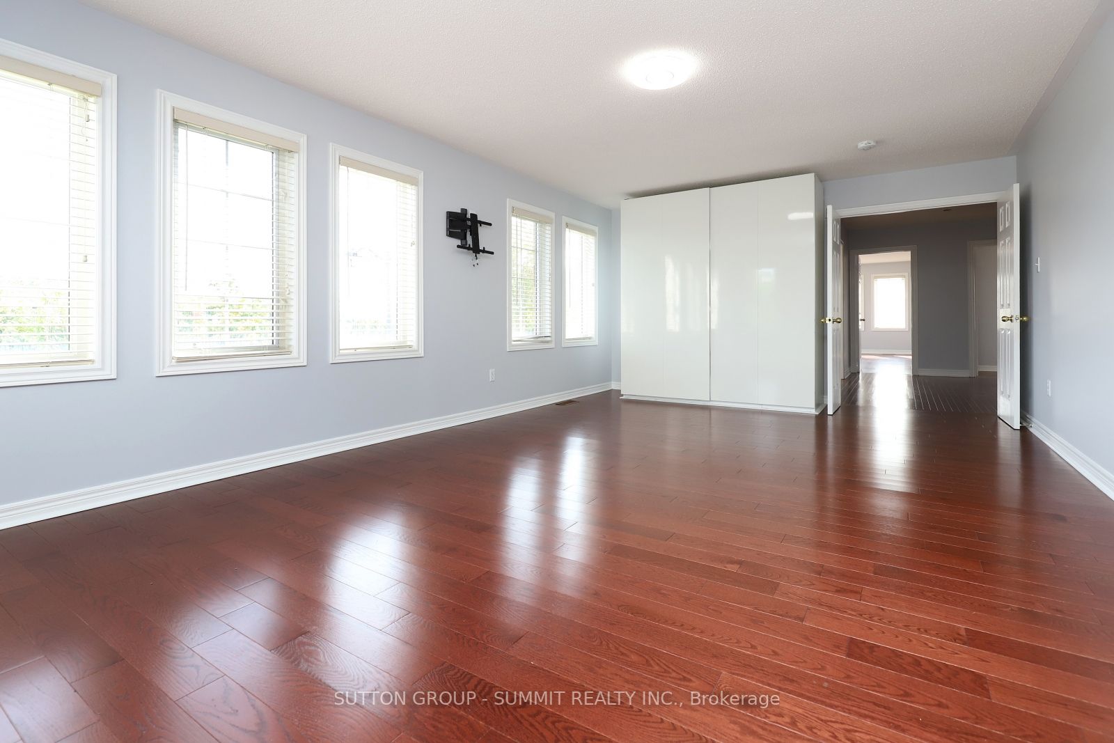 1087 Abbott St, #Upper