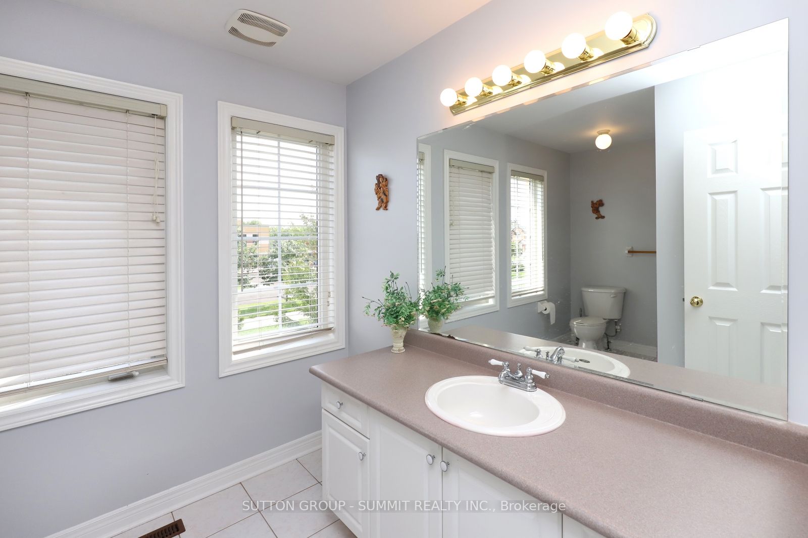 1087 Abbott St, #Upper