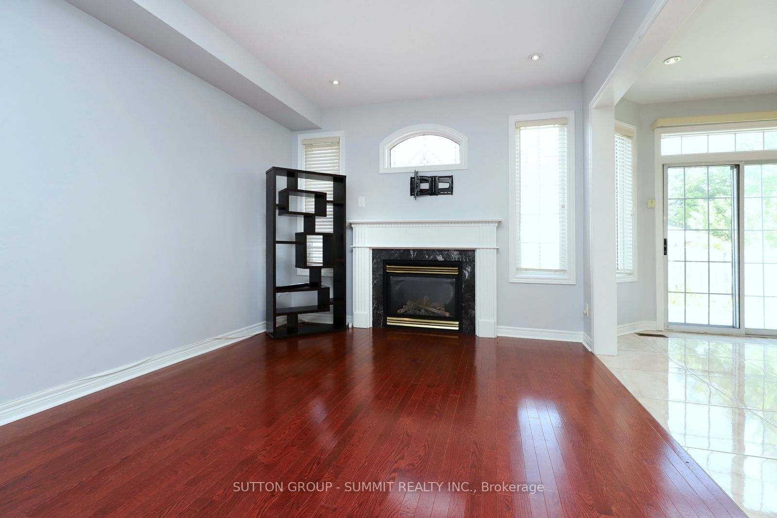 1087 Abbott St, #Upper