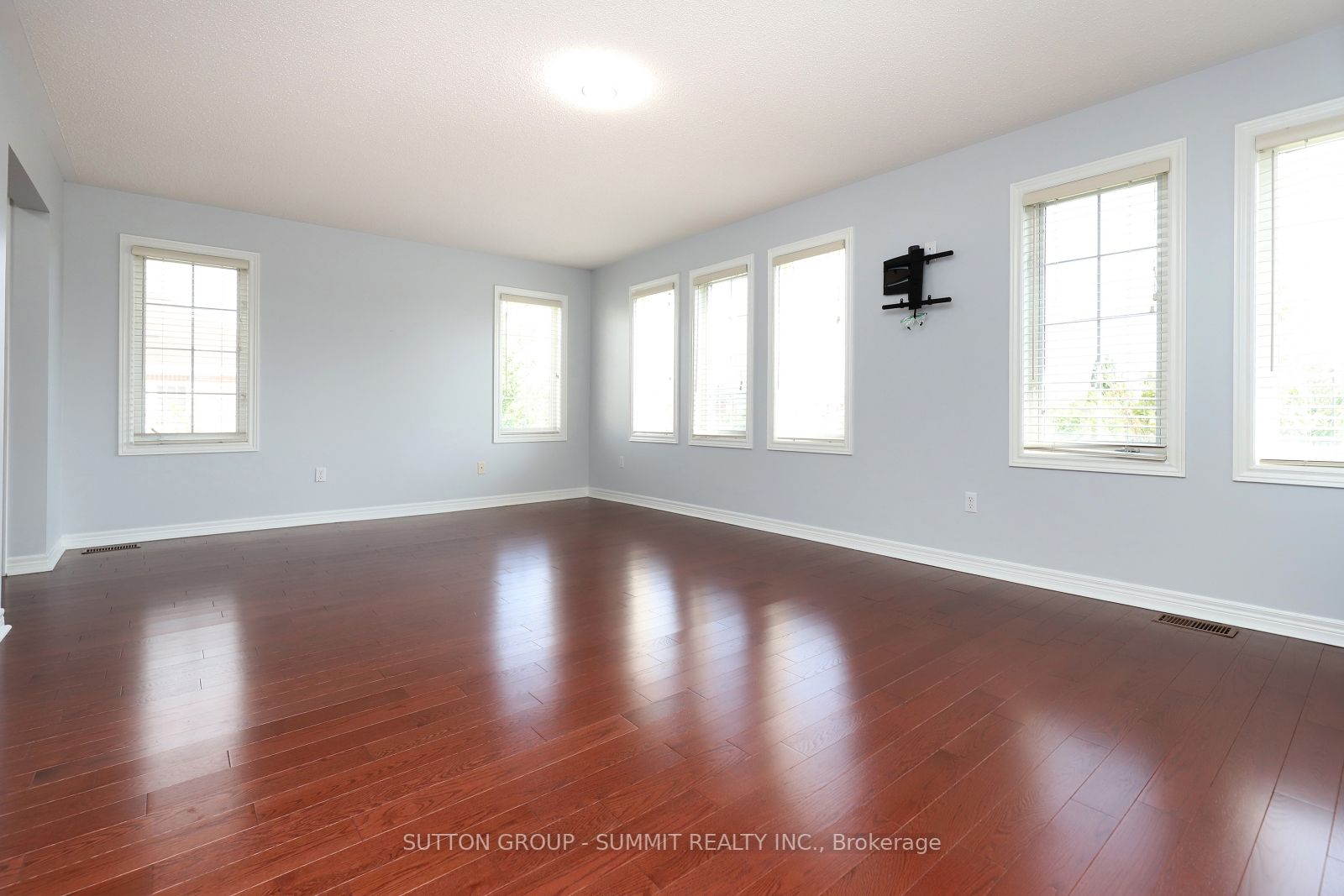 1087 Abbott St, #Upper
