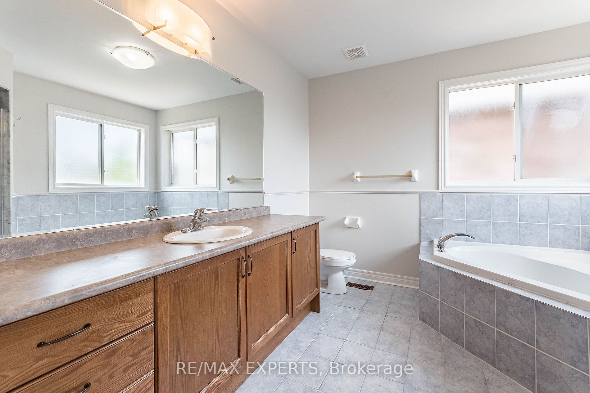 48 Lismer Cres