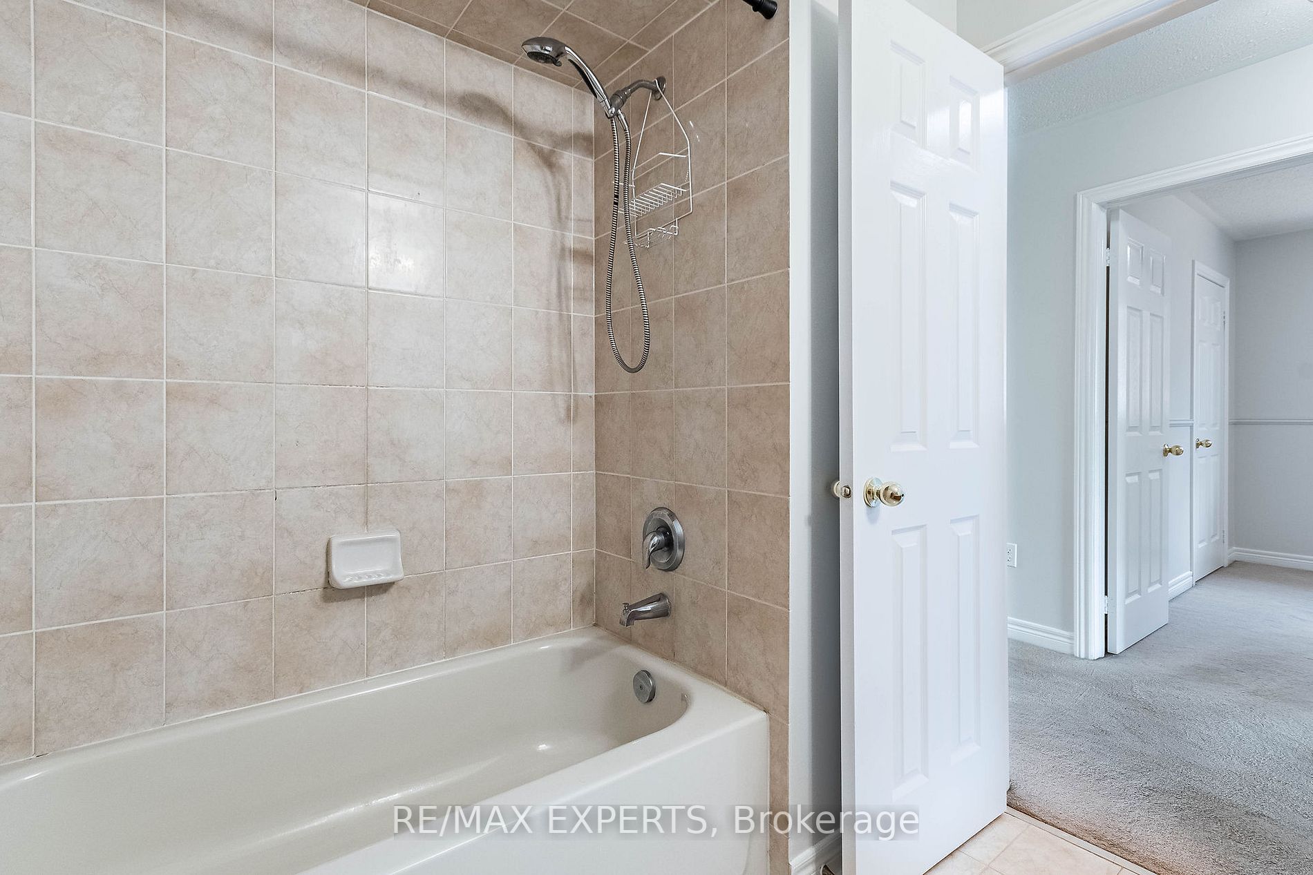 48 Lismer Cres