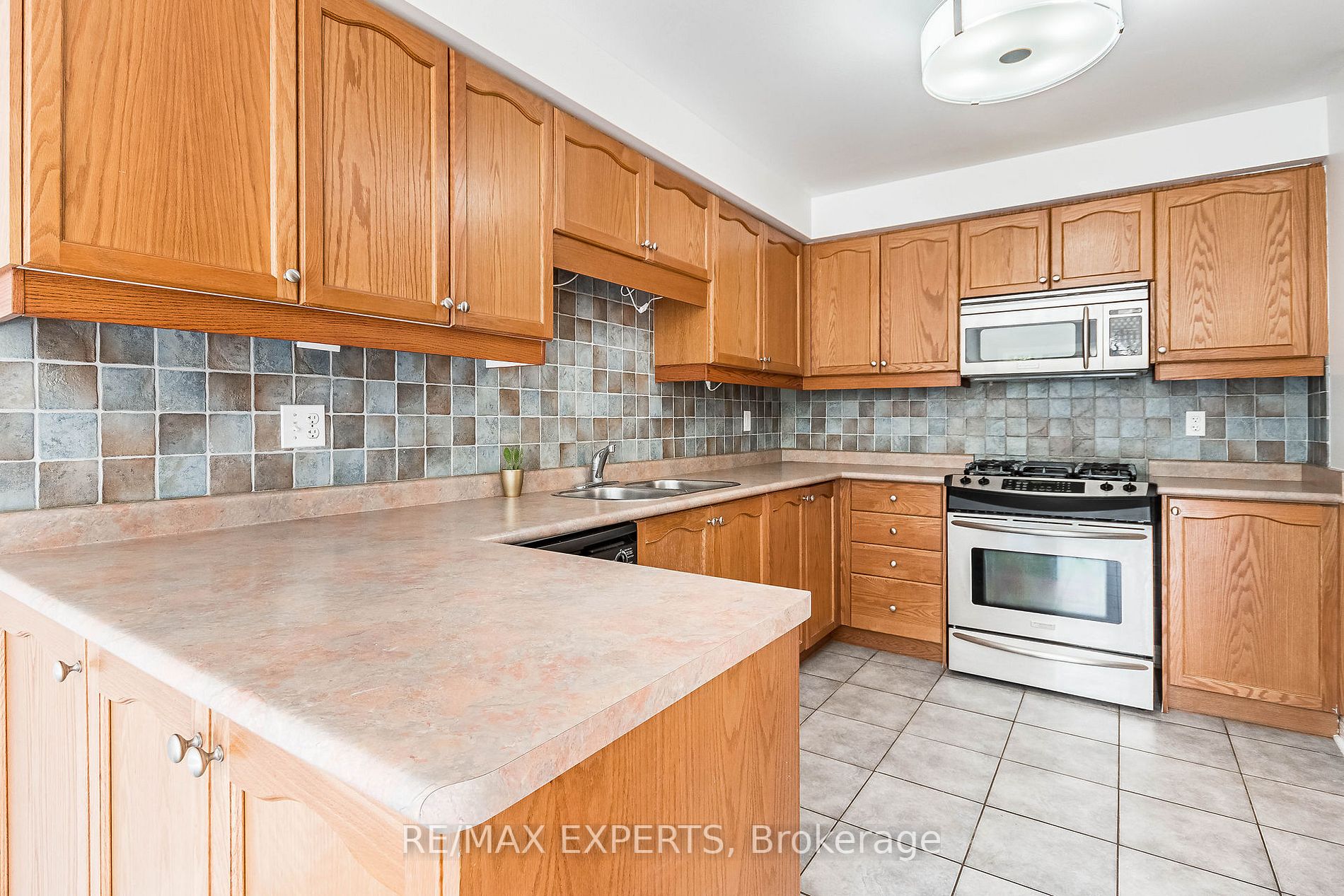 48 Lismer Cres