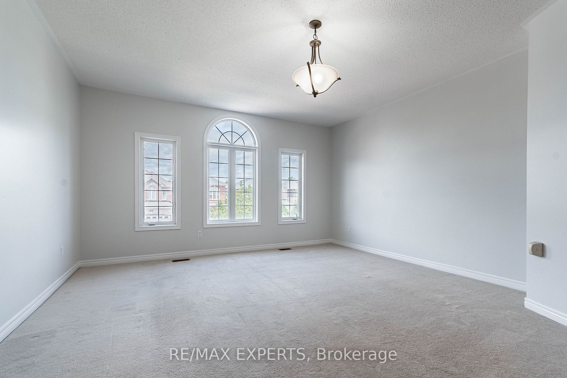 48 Lismer Cres