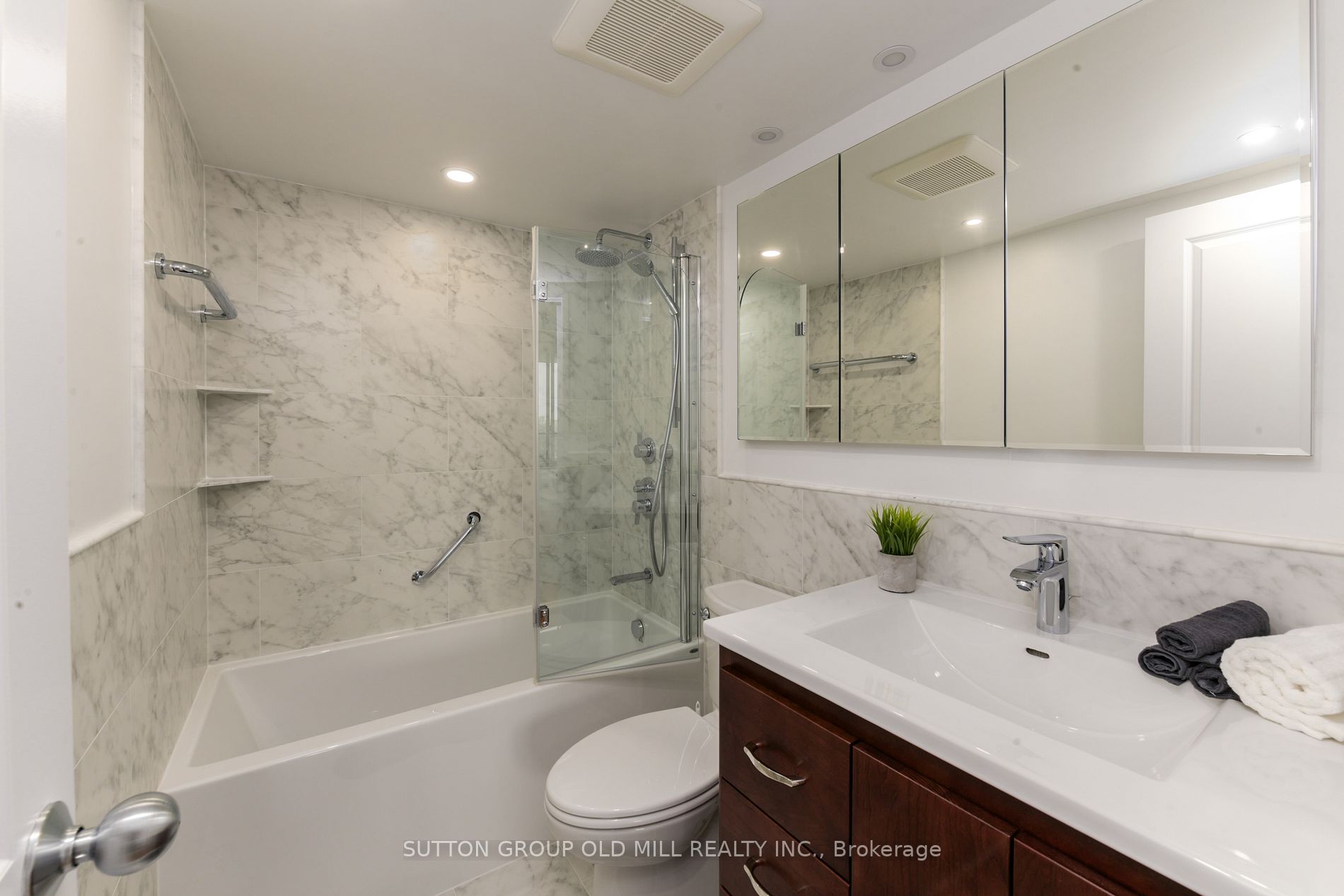 50 Quebec Ave, #1902