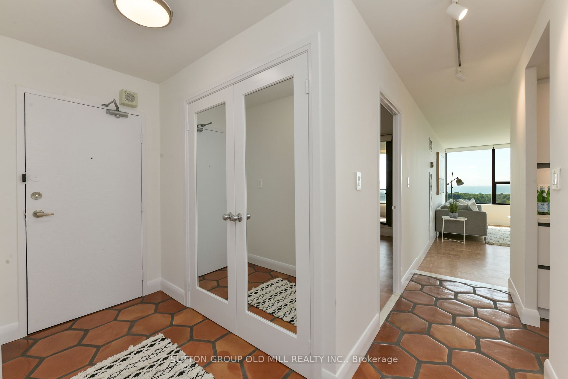 50 Quebec Ave, #1902