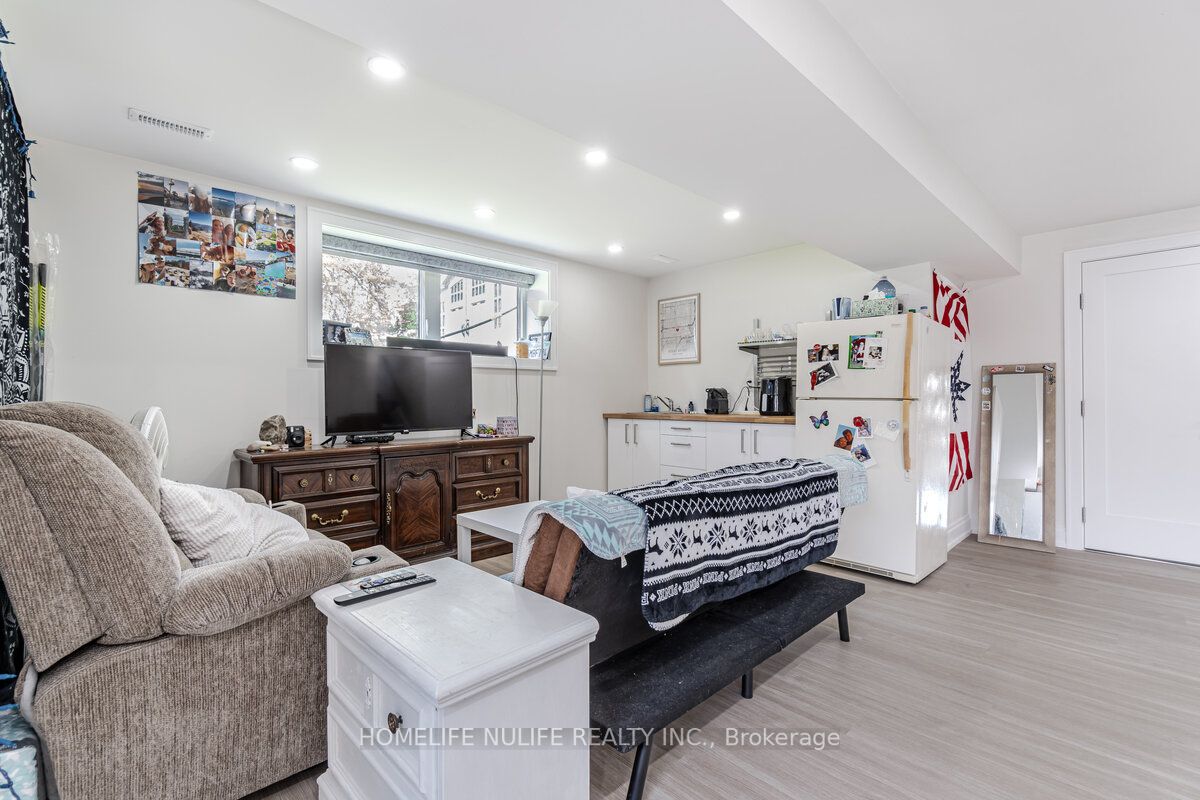 2768 Bushland Cres