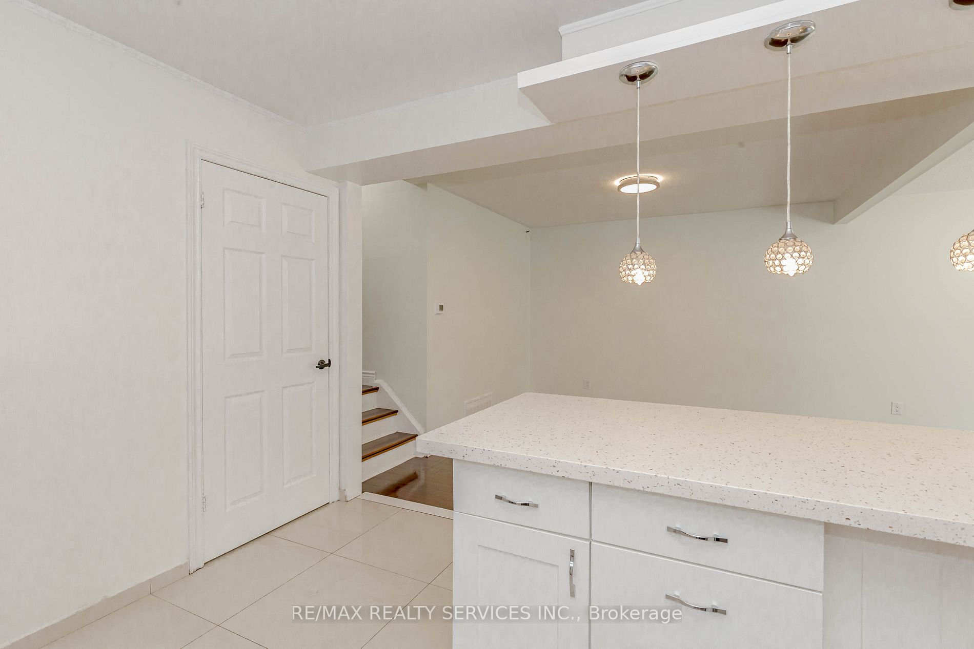96 Fallingdale Cres