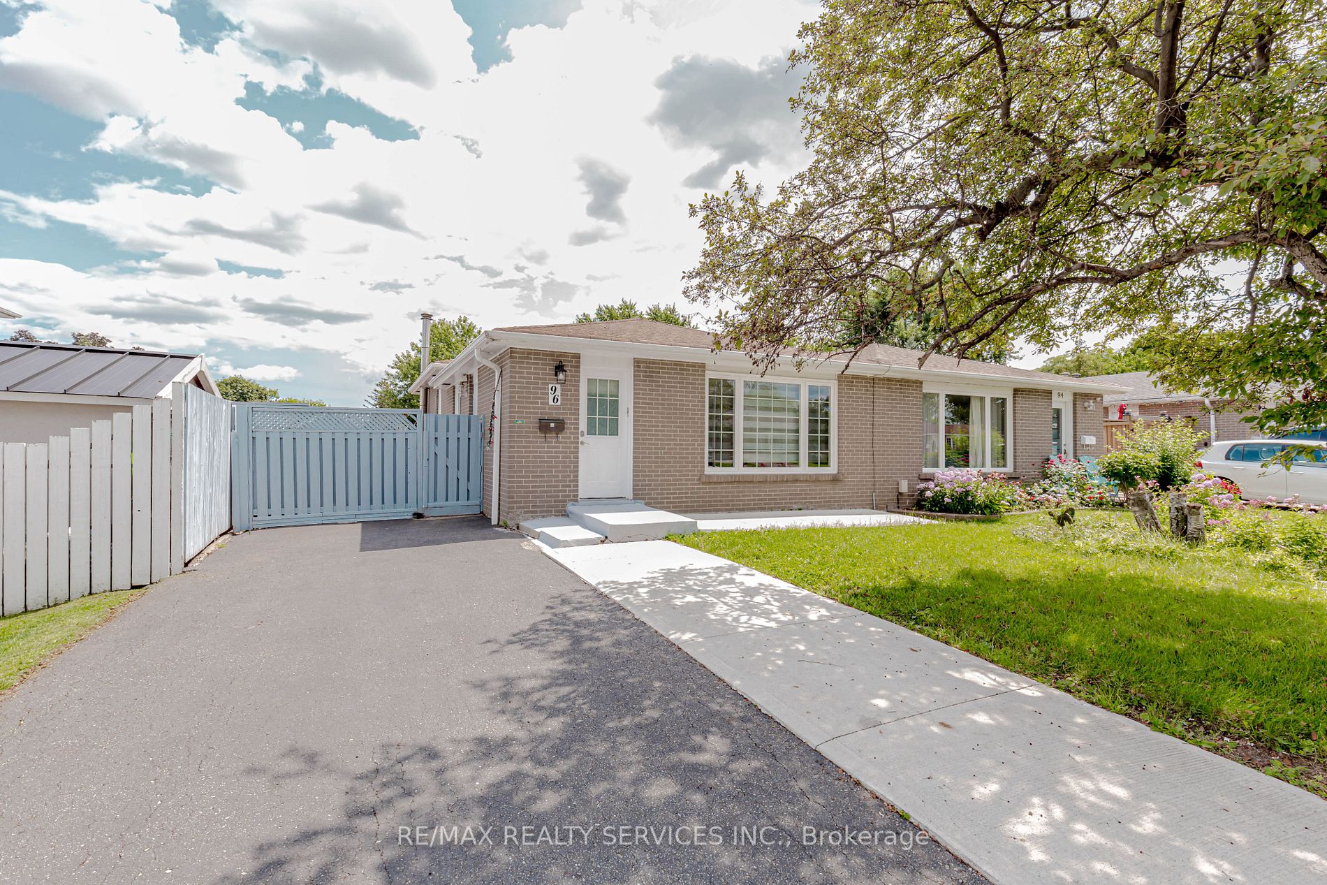 96 Fallingdale Cres