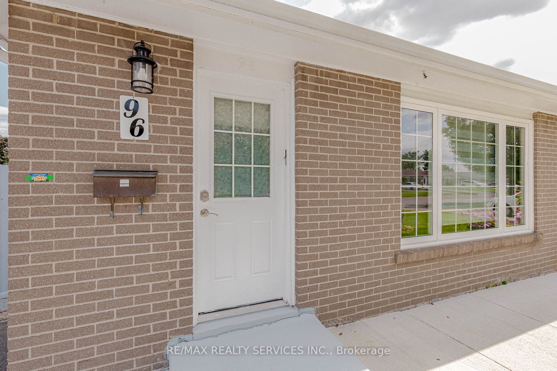 96 Fallingdale Cres