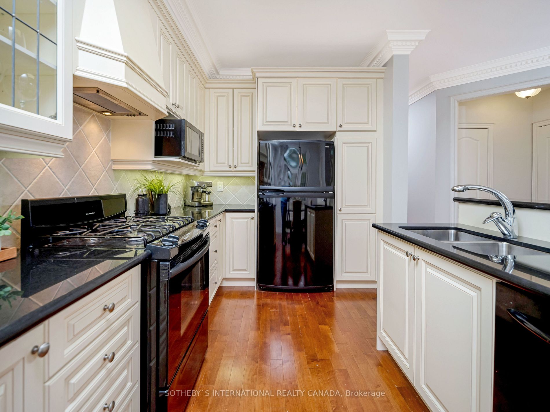 3380 Hayhurst Cres