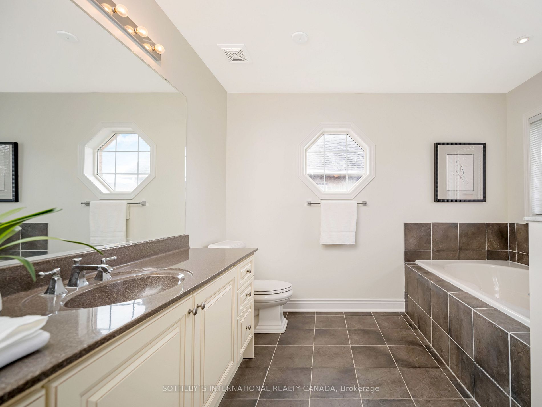 3380 Hayhurst Cres