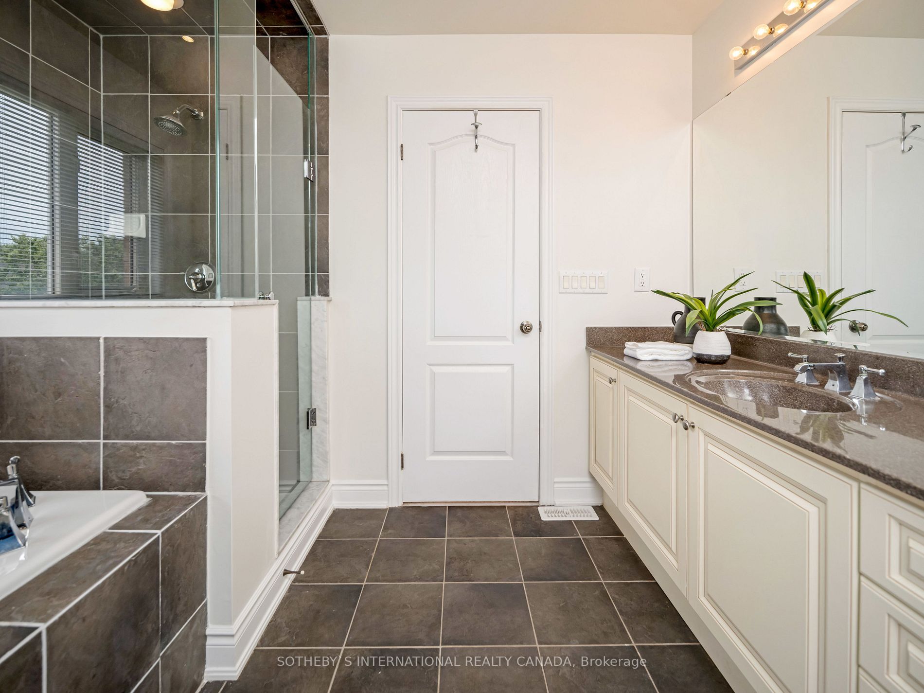 3380 Hayhurst Cres