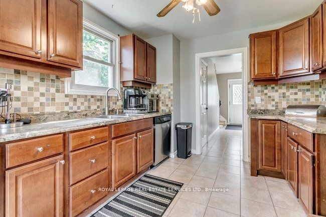 6 Forsythia Rd S