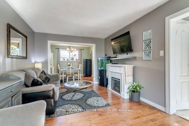 6 Forsythia Rd S