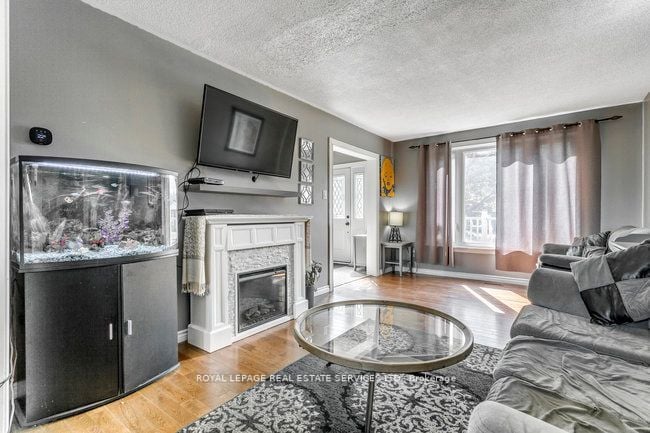 6 Forsythia Rd S