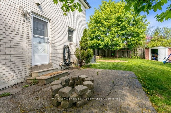 6 Forsythia Rd S