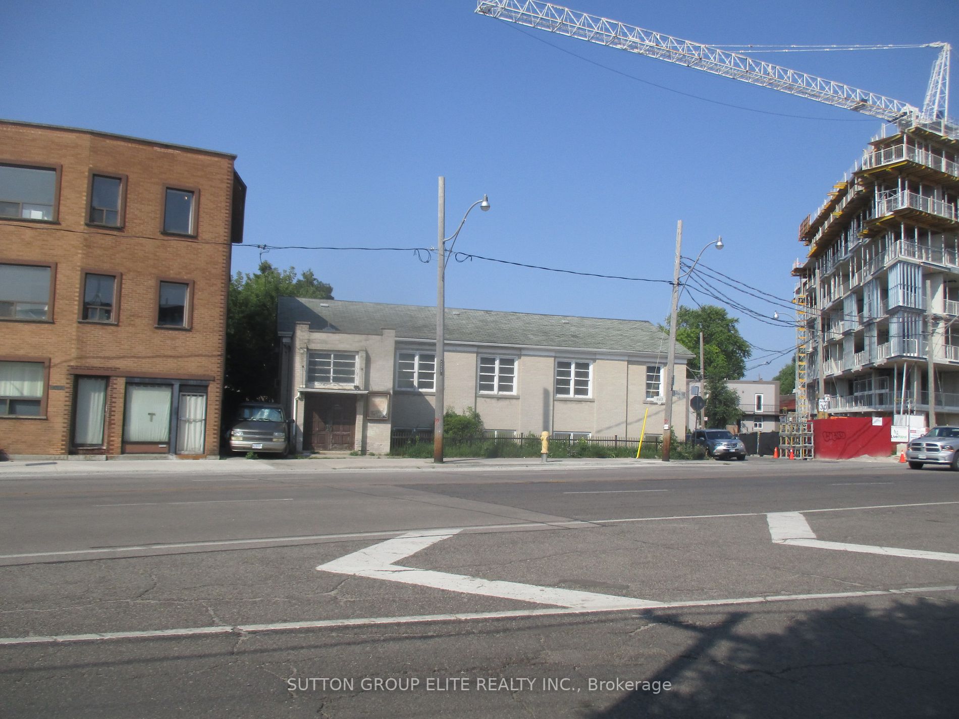2611 Dundas St W