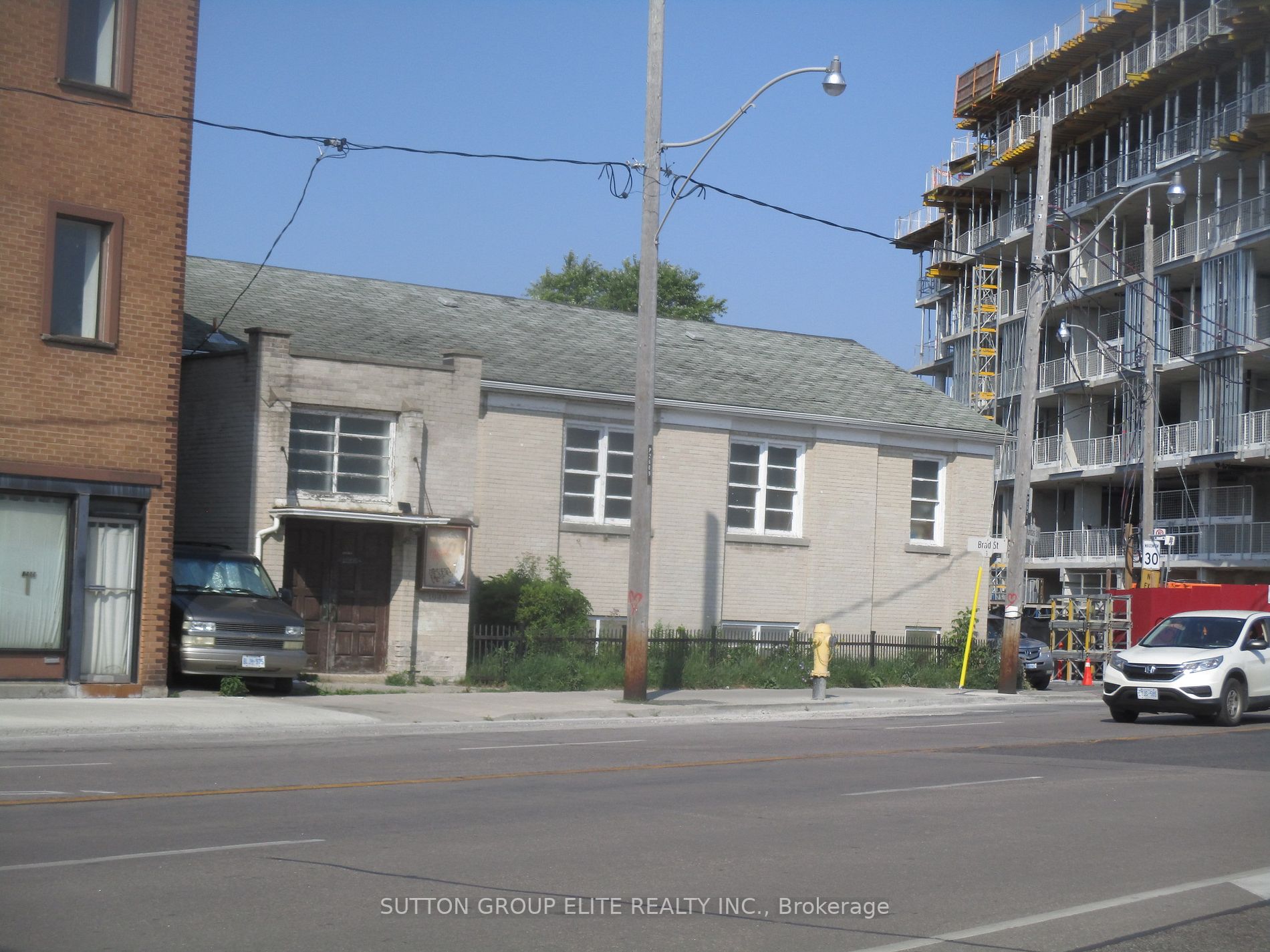 2611 Dundas St W
